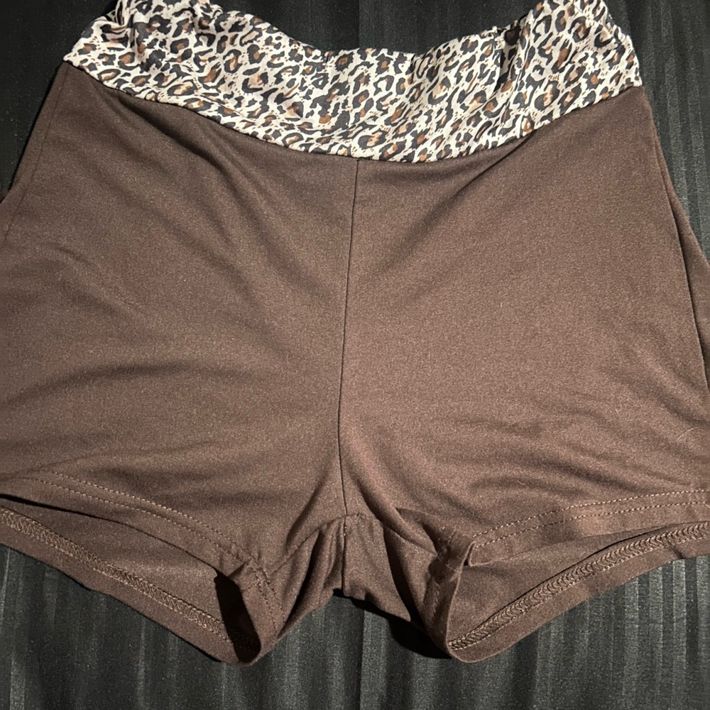 Super cute brown cheetah print shorts🐆
